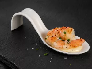 Tastinglöffel mit gegrillter Garnele und Aiolo