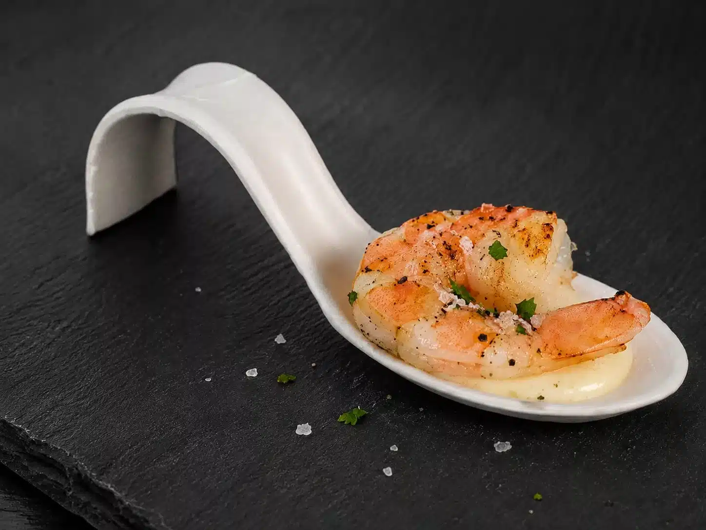Tastinglöffel mit gegrillter Garnele und Aiolo