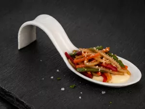 Tastinglöffel mit asiagemüse teriyaki vom grill als gruß aus der küche