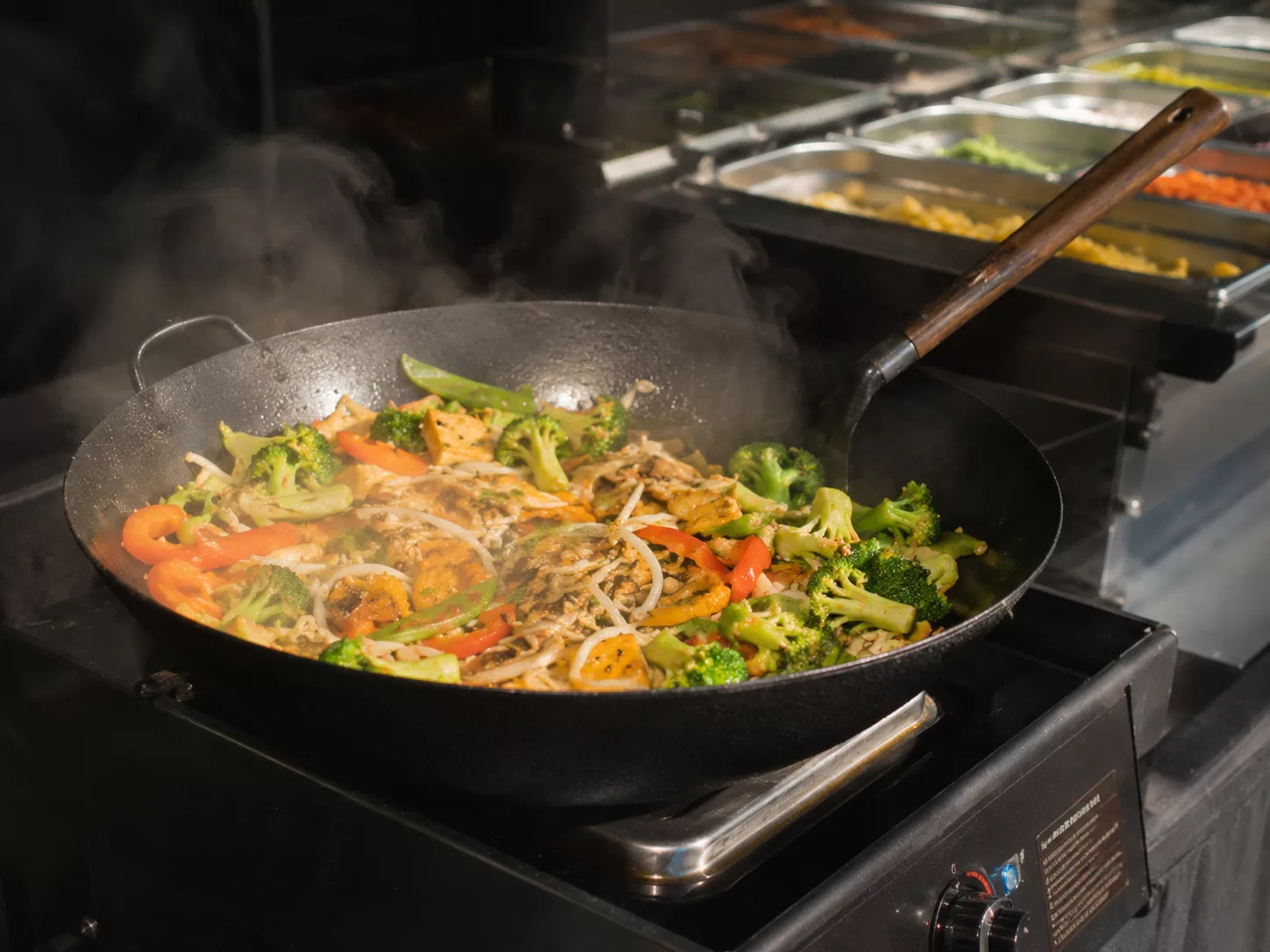 stellen sie sich ihre eigene poke bowl zusammen. unser catering service macht es möglich