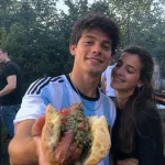 argentinischer gast auf einer grillparty mit choripan