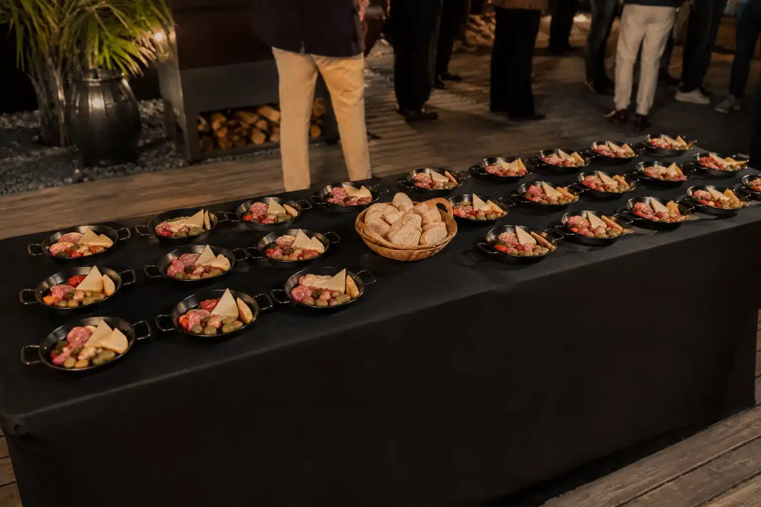 unsere 3m Auslage mit tollen 10cm befüllten Paellapfännchen als Start Appetizer im Fiesta Olé Catering.
