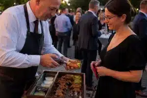 so macht man gäste glücklich, direkte abfüllung eines knusprigen original italienischen desserts dem cannoli