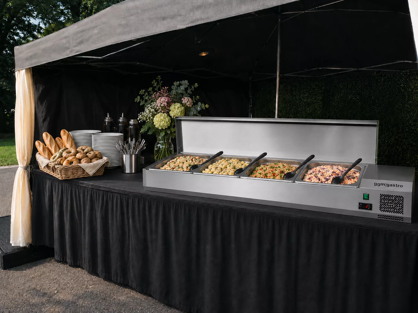 unsere frische kühlvitrine mit tollen salat komponenten zu selbst zusammenstellen auf einem catering event