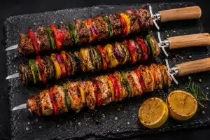 chimigrillt catering und seine neuen grilldolche, rindfleisch, vegan und hühnchen. frisch auf dem holzkohlegrill zubereitet. jeder grill ist für 2 personen bestückt