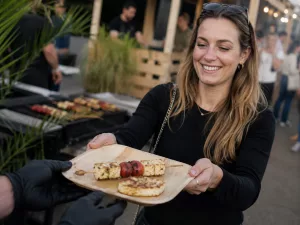 Catering Gast mit Halloumiteller