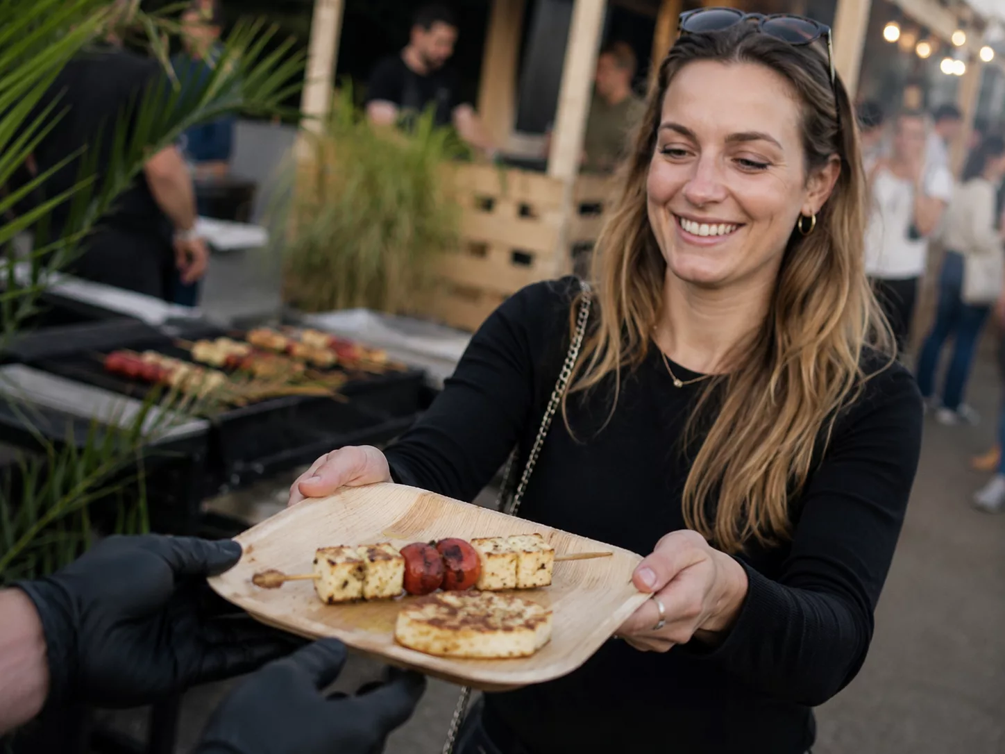 Catering Gast mit Halloumiteller