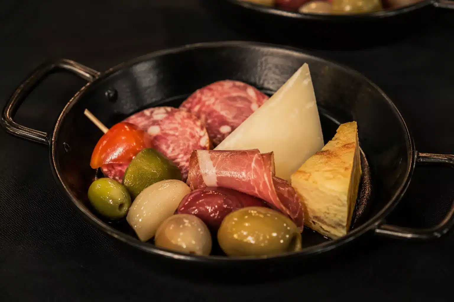tapas portioniert in paella pfännchen zum start im tapas catering in köln von chimigrillt