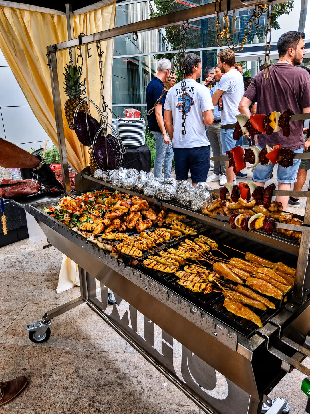 Gäste während des ersten Grill Ganges, Sommerfest, Firmenfeier