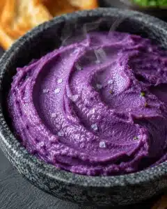 Butter mit Raucharoma, grobem Meersalz u. Ube Konzentrat