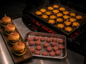 Unsere Miniburger werden vor Ort frisch zubereitet und als Fingerfood vom Grill kredenzt