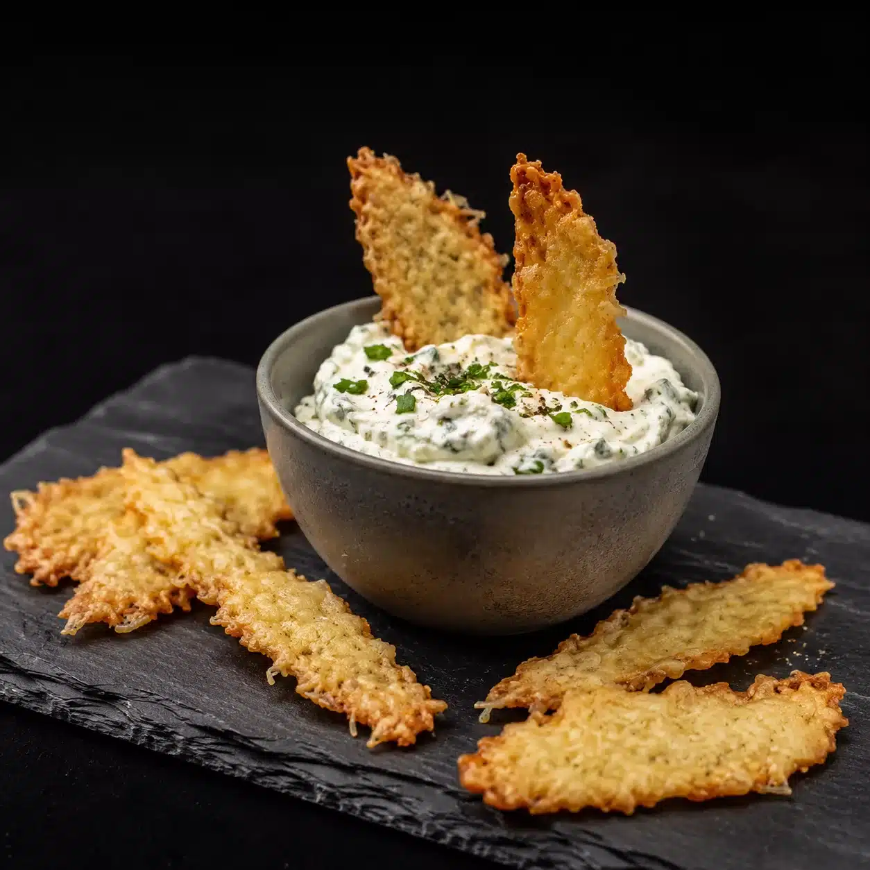 Parmesan Cracker mit Ricotta Dip
