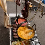 Maiskornpfanne m. Salzbutter, sizilianische Kirschtomatensauce, Steaks, Asia Gemüse, Folienkartoffeln und Grilldolche