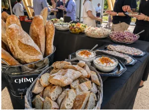 Brot und Salatstation beim Catering von chimigrillt.de