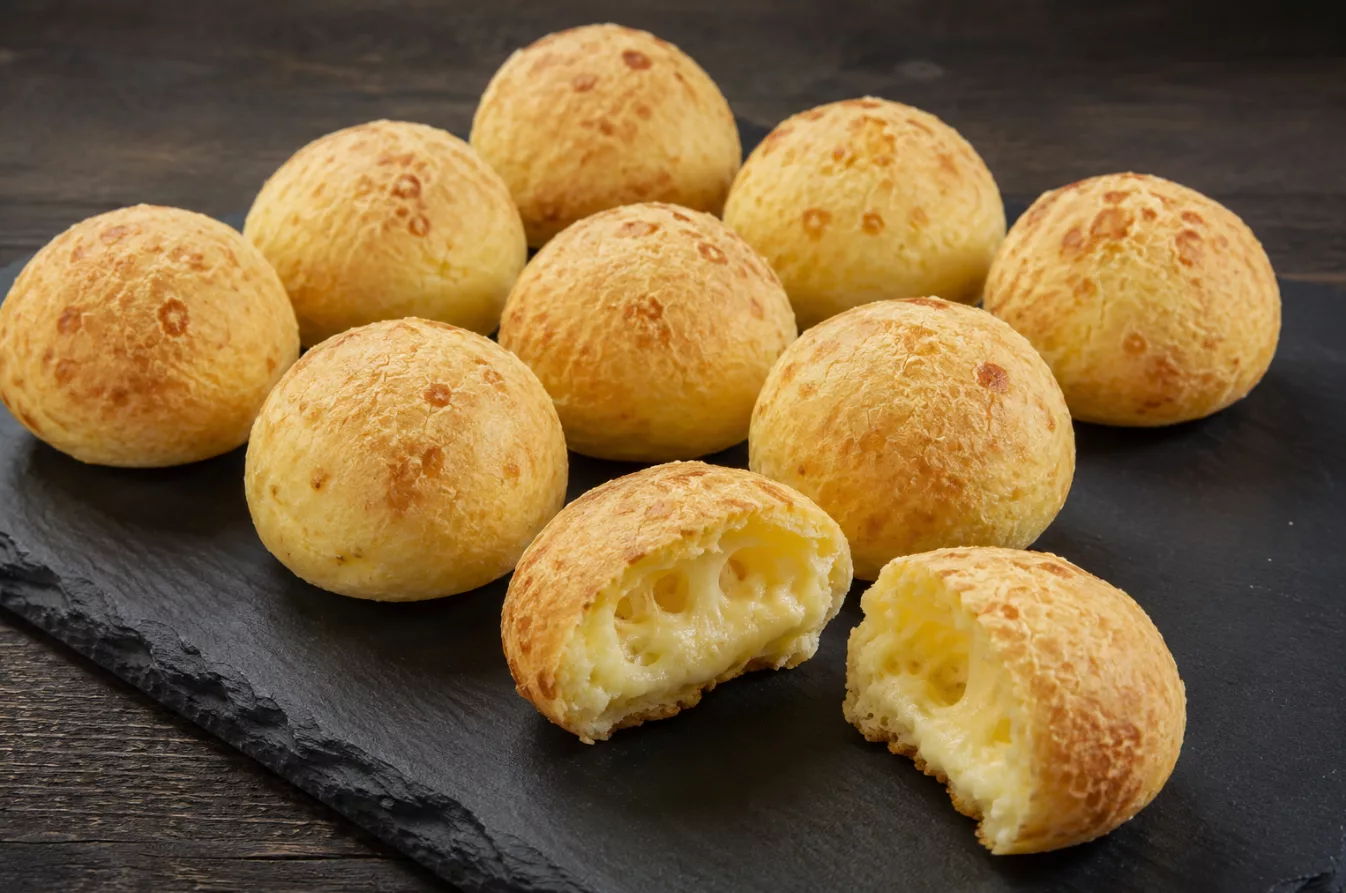 chifá oder pao de queijo als lecker häppchen im grill catering mit provolone oder mozarella füllung.