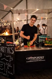 Bartender der Mojito zubereitet