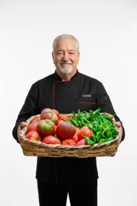 Chimi zeigt einen Korb mit frischem hochwertigen Gemüse als Bestandteil für tolle vegane Gerichte